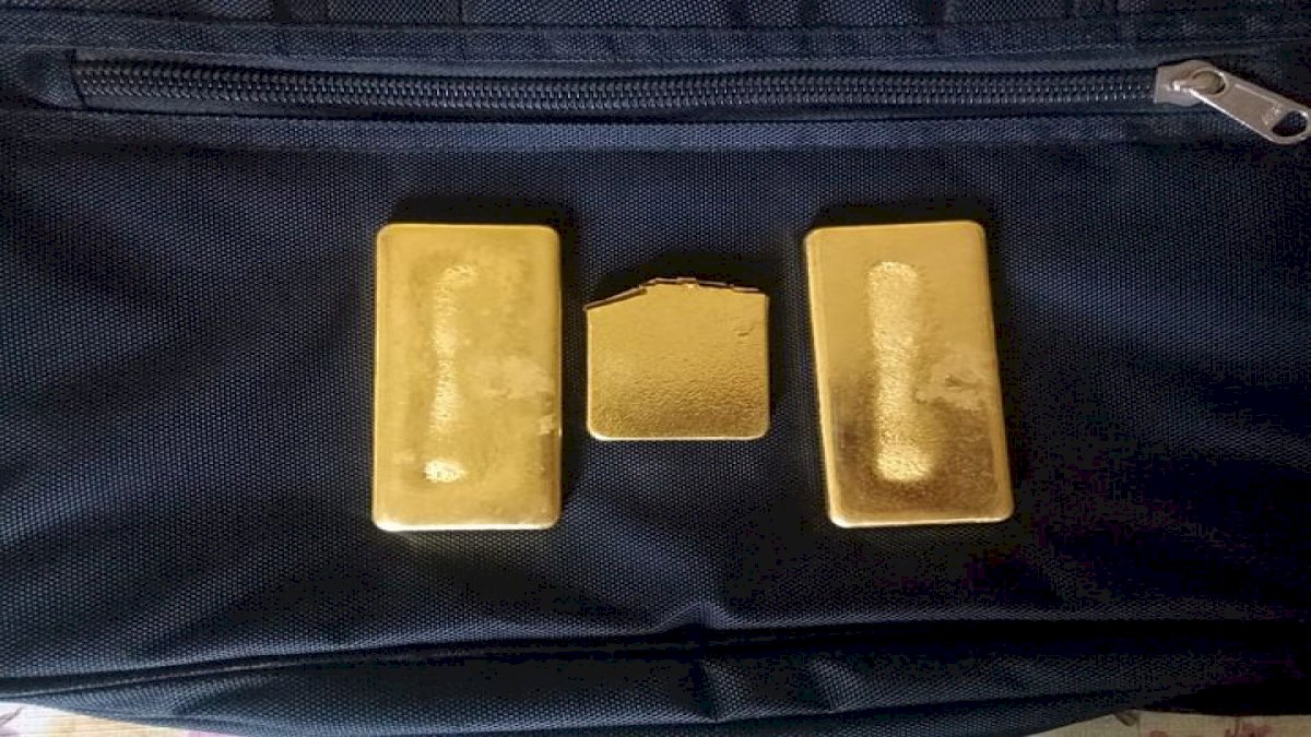 Gold Smuggling: 1.25 करोड़ रुपए का सोना जब्त Gold Smuggling: 1.25 करोड़ रुपए का सोना जब्त