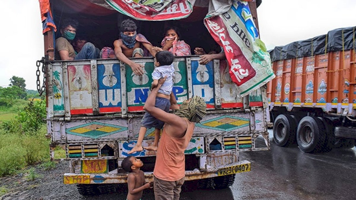 Modi Govt: फर्जी खबरों के फैलने से प्रवासी श्रमिकों ने किया पलायन Modi Govt: फर्जी खबरों के फैलने से प्रवासी श्रमिकों ने किया पलायन