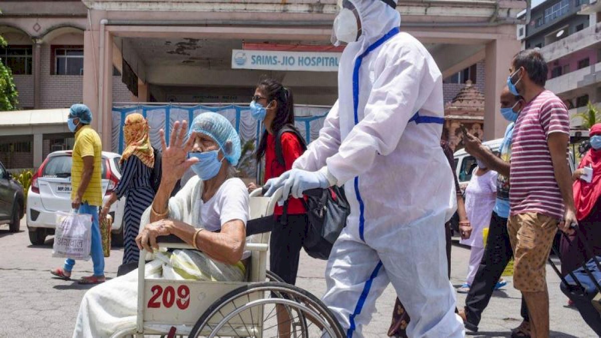 Coronavirus India: 50 लाख से ज्यादा पॉजिटिव, 11 दिनों में बढ़ गए 10 लाख Coronavirus India: 50 लाख से ज्यादा पॉजिटिव, 11 दिनों में बढ़ गए 10 लाख