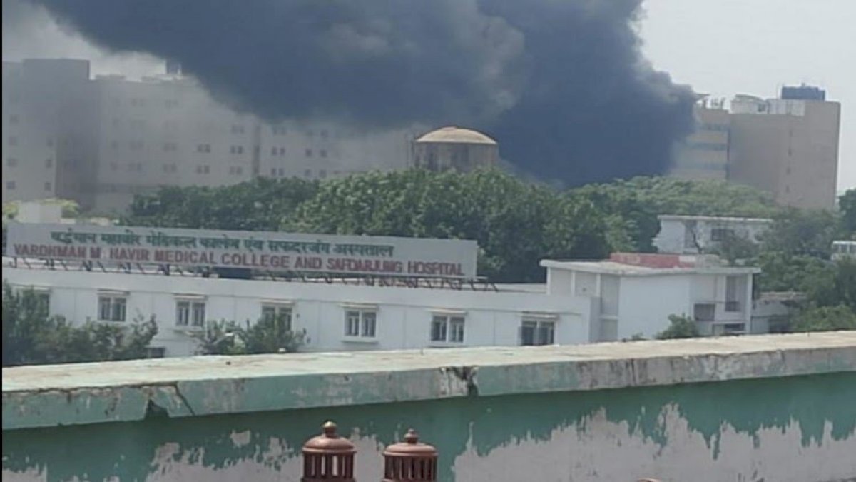 Safdarjung Hospital: सफदरजंग अस्पताल में लगी आग Safdarjung Hospital: सफदरजंग अस्पताल में लगी आग