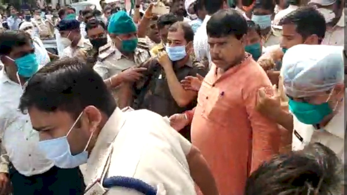 Gwalior: बीजेपी मंत्री प्रद्युम्न सिंह ने की कांग्रेस कार्यकर्ताओं से धक्का मुक्की Gwalior: बीजेपी मंत्री प्रद्युम्न सिंह ने की कांग्रेस कार्यकर्ताओं से धक्का मुक्की