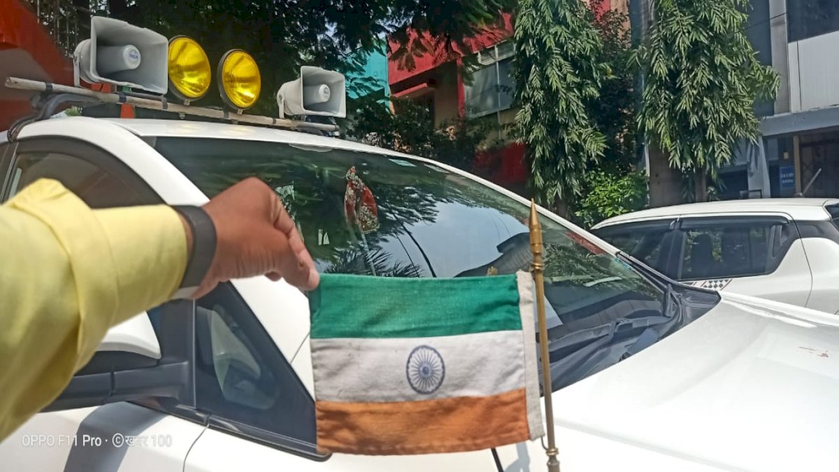 MP: संस्कृति मंत्री उषा ठाकुर की गाड़ी पर उल्टा तिरंगा MP: संस्कृति मंत्री उषा ठाकुर की गाड़ी पर उल्टा तिरंगा