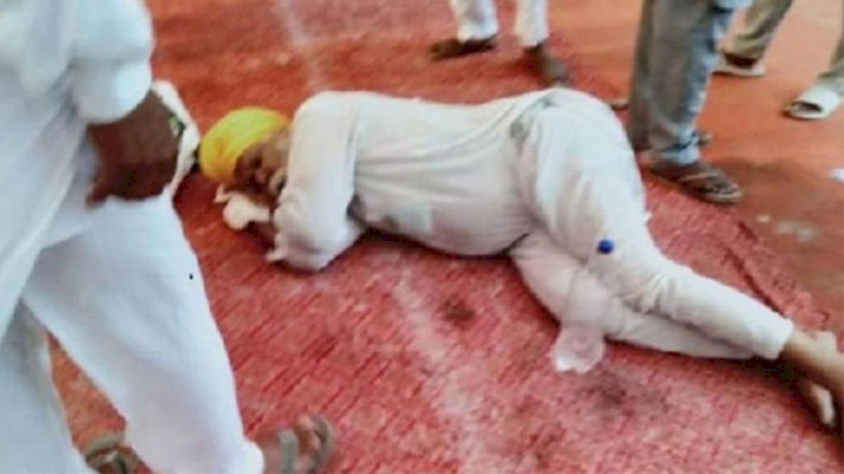 Farmers Protest: पंजाब में पूर्व सीएम बादल के घर के बाहर किसान ने खाया जहर Farmers Protest: पंजाब में पूर्व सीएम बादल के घर के बाहर किसान ने खाया जहर