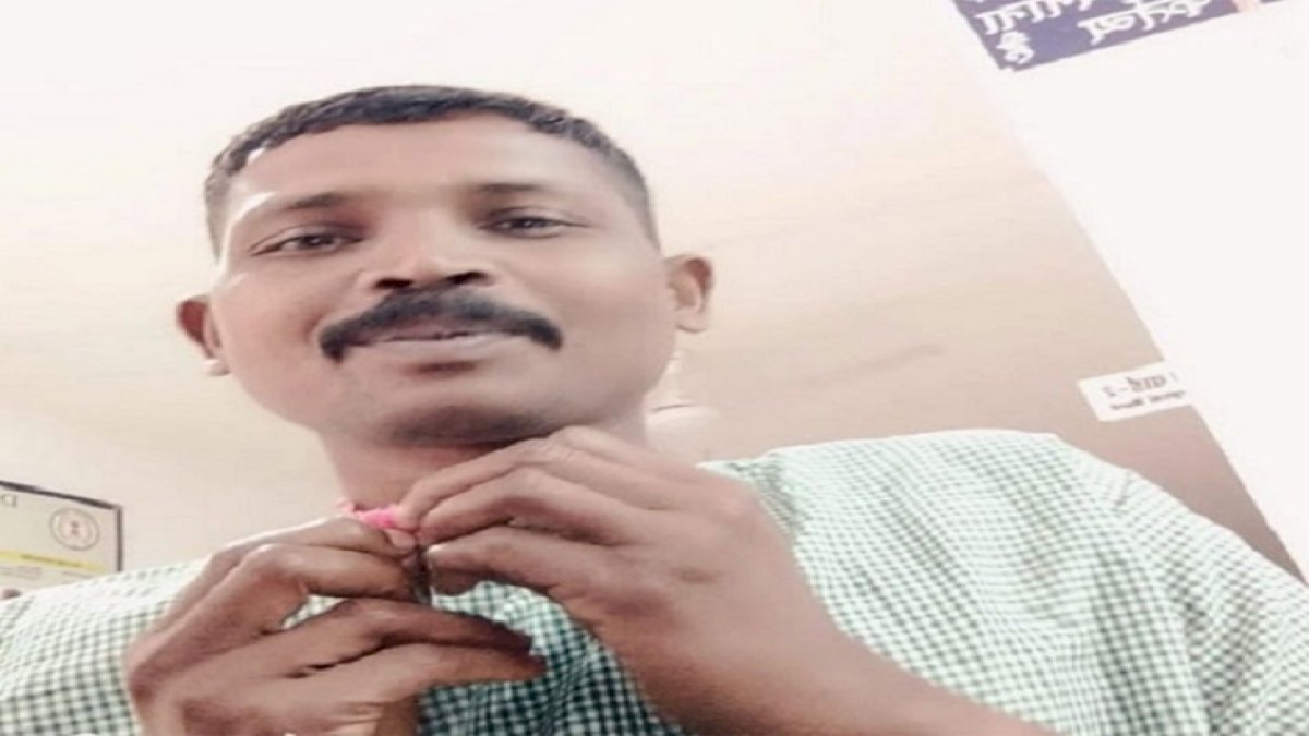 नक्सलियों ने CAF जवान की हत्या कर पर्चे फेंके नक्सलियों ने CAF जवान की हत्या कर पर्चे फेंके