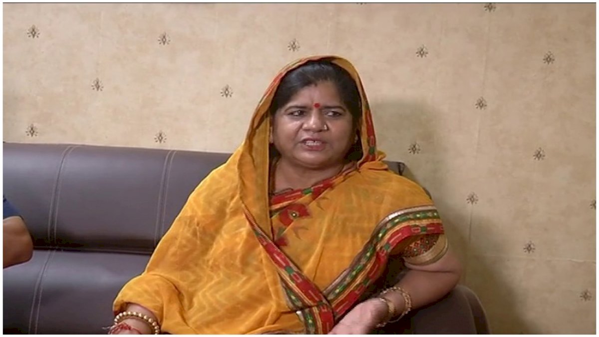 Imarti Devi: मंत्री इमरती देवी के वायरल वीडियो पर चुनाव आयोग ने मांगा जवाब Imarti Devi: मंत्री इमरती देवी के वायरल वीडियो पर चुनाव आयोग ने मांगा जवाब