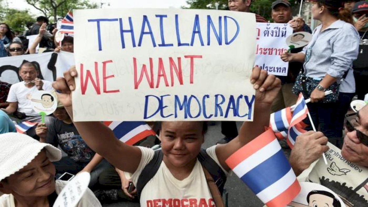 Thailand Protests: थाईलैंड में राजशाही के खिलाफ चरम पर पहुंचा विरोध, छात्रों ने संभाली कमान Thailand Protests: थाईलैंड में राजशाही के खिलाफ चरम पर पहुंचा विरोध, छात्रों ने संभाली कमान
