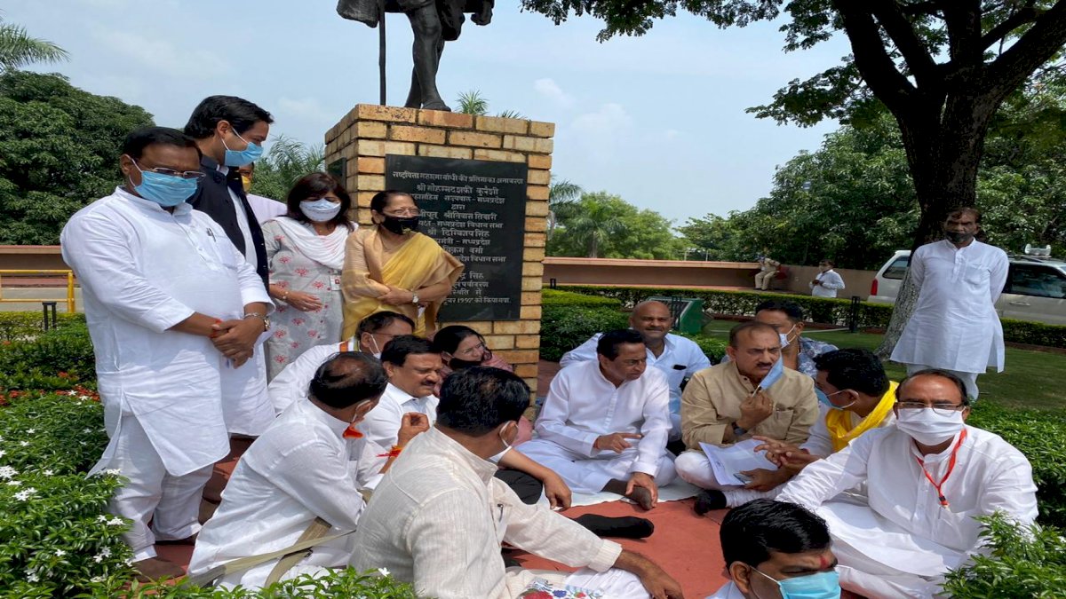 Congress: बीजेपी की मंत्री उषा ठाकुर ने आदिवासी संगठन जयस को कहा देशद्रोही, कांग्रेस विधायकों का धरना Congress: बीजेपी की मंत्री उषा ठाकुर ने आदिवासी संगठन जयस को कहा देशद्रोही, कांग्रेस विधायकों का धरना