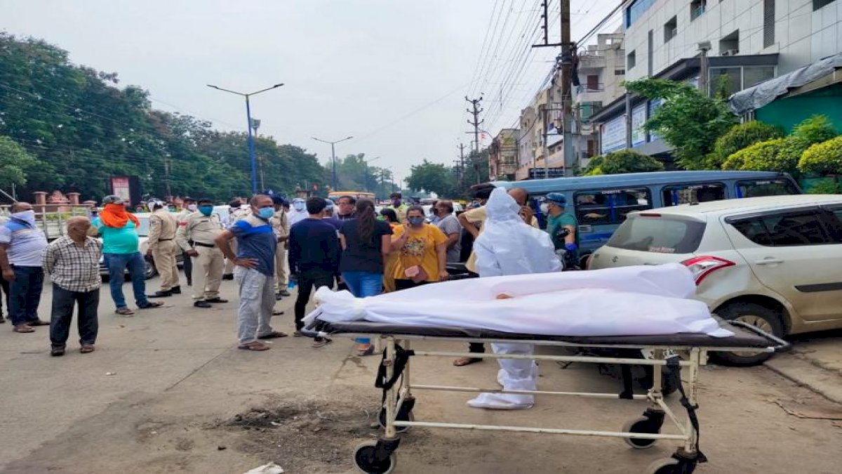 Indore: इंदौर के अस्पताल में चूहों ने शव को कई जगह कुतरा Indore: इंदौर के अस्पताल में चूहों ने शव को कई जगह कुतरा