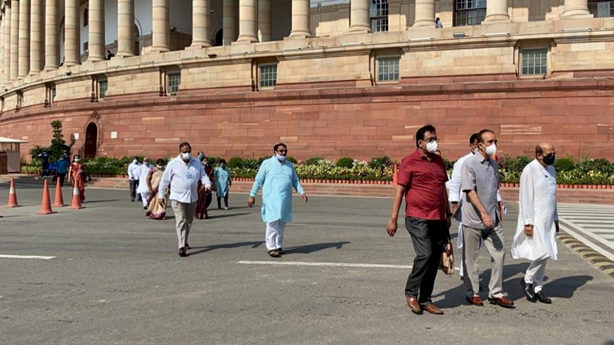 Parliament Boycott: राज्यसभा के बाद अब विपक्ष ने लोकसभा की कार्यवाही का भी किया बहिष्कार Parliament Boycott: राज्यसभा के बाद अब विपक्ष ने लोकसभा की कार्यवाही का भी किया बहिष्कार