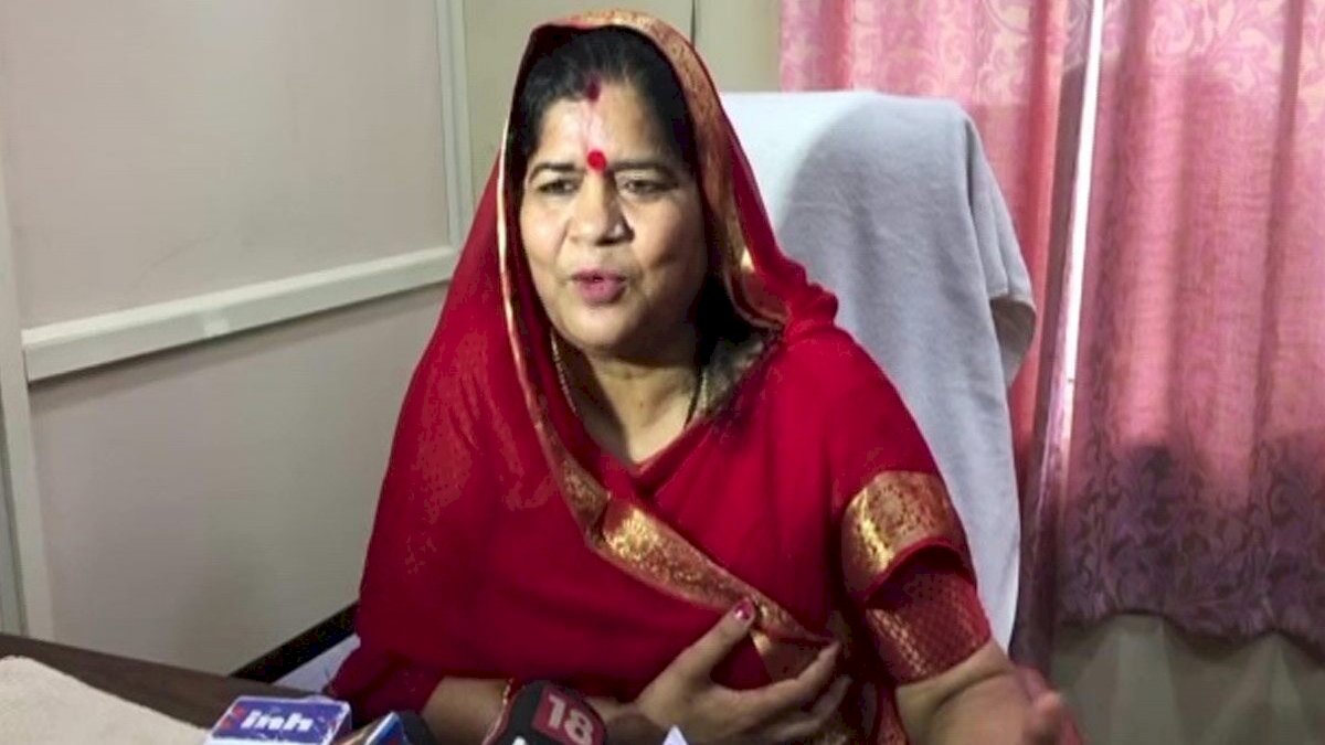 Imarti Devi: तीन बार कांग्रेस से चुनी गईं, अब डबरा से बीजेपी के टिकट पर मैदान में इमरती देवी Imarti Devi: तीन बार कांग्रेस से चुनी गईं, अब डबरा से बीजेपी के टिकट पर मैदान में इमरती देवी