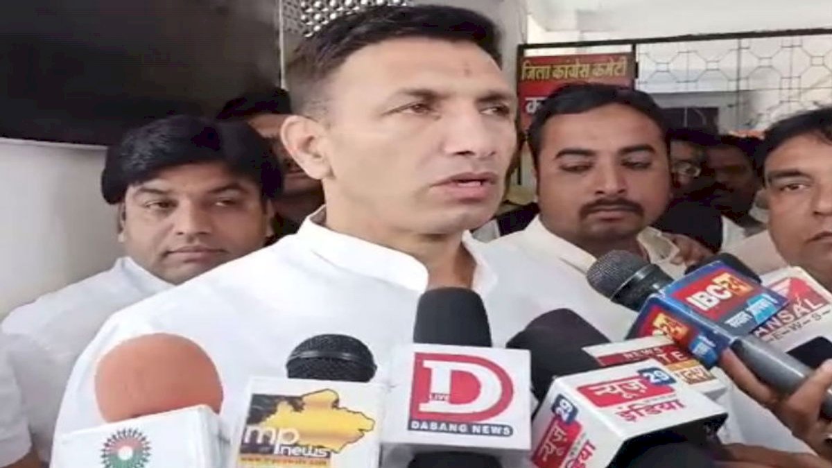 बीजेपी सरकार उप चुनाव में व्यस्त, किसान कर रहे आत्महत्या, मृतक किसान के परिवार से मिलेंगे कांग्रेस नेता बीजेपी सरकार उप चुनाव में व्यस्त, किसान कर रहे आत्महत्या, मृतक किसान के परिवार से मिलेंगे कांग्रेस नेता