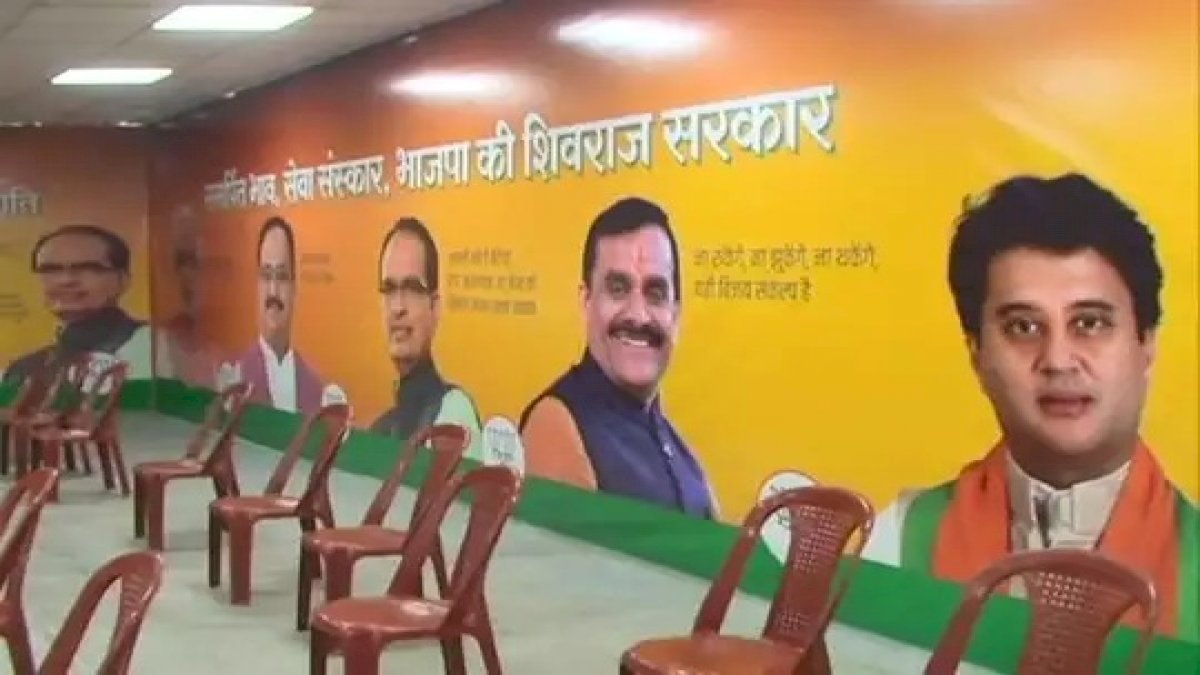 MP by Poll: ग्वालियर में बीजेपी के वॉर रूम ने चौंकाया, कहीं नहीं हैं राजमाता सिंधिया और अटल बिहारी वाजपेयी की तस्वीरें ! MP by Poll: ग्वालियर में बीजेपी के वॉर रूम ने चौंकाया, कहीं नहीं हैं राजमाता सिंधिया और अटल बिहारी वाजपेयी की तस्वीरें !