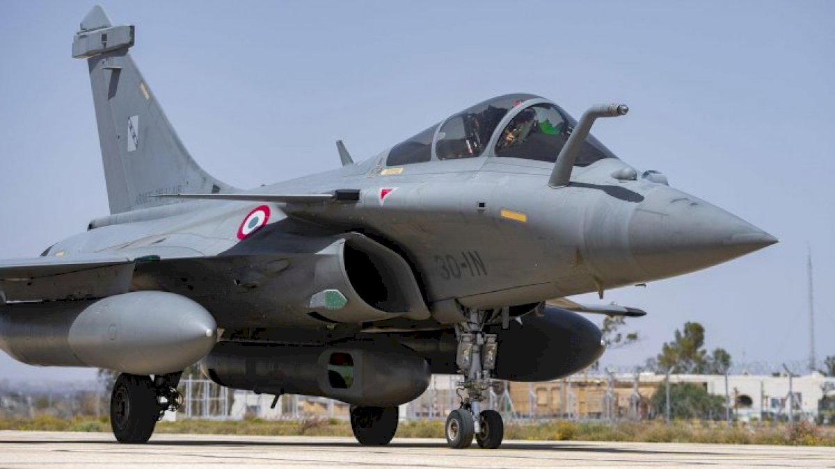 Rafale Deal: CAG ने कहा राफेल बनाने वाली कंपनी ने पूरा नहीं किया वादा, सरकार की खरीद प्रक्रिया पर सवाल Rafale Deal: CAG ने कहा राफेल बनाने वाली कंपनी ने पूरा नहीं किया वादा, सरकार की खरीद प्रक्रिया पर सवाल