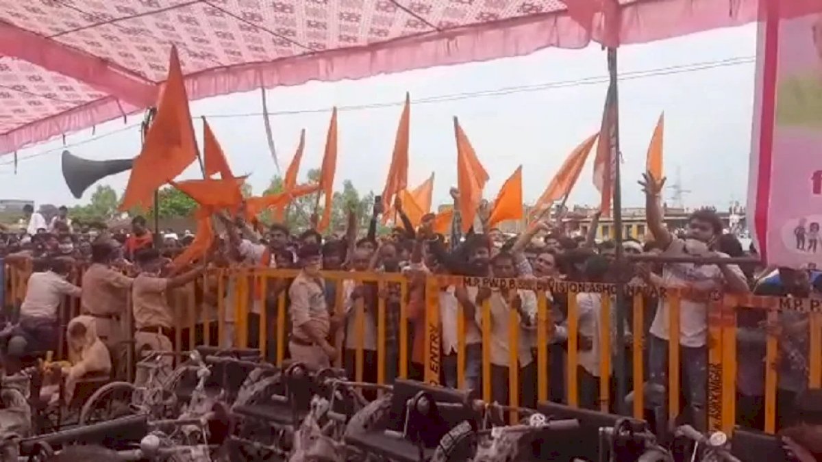 Jyotiraditya Scindia: ज्योतिरादित्य सिंधिया की सभा में हंगामा, आरएसएस कार्यकर्ताओं ने जमकर किया विरोध Jyotiraditya Scindia: ज्योतिरादित्य सिंधिया की सभा में हंगामा, आरएसएस कार्यकर्ताओं ने जमकर किया विरोध