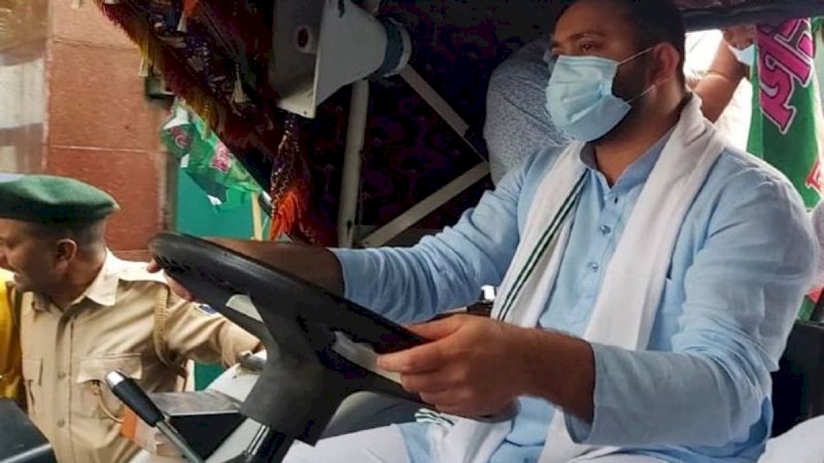 Bharat Bandh: कृषि बिल के खिलाफ सड़कों पर किसान, तेजस्वी ने निकाली ट्रैक्टर रैली Bharat Bandh: कृषि बिल के खिलाफ सड़कों पर किसान, तेजस्वी ने निकाली ट्रैक्टर रैली