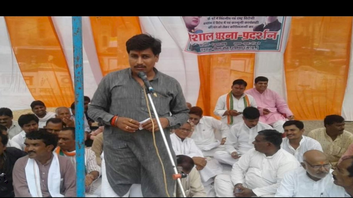 MP By Election 2020: ज्योतिरादित्य सिंधिया के साथ बीजेपी में गए अशोक दांगी ने फिर थामा कांग्रेस का हाथ MP By Election 2020: ज्योतिरादित्य सिंधिया के साथ बीजेपी में गए अशोक दांगी ने फिर थामा कांग्रेस का हाथ