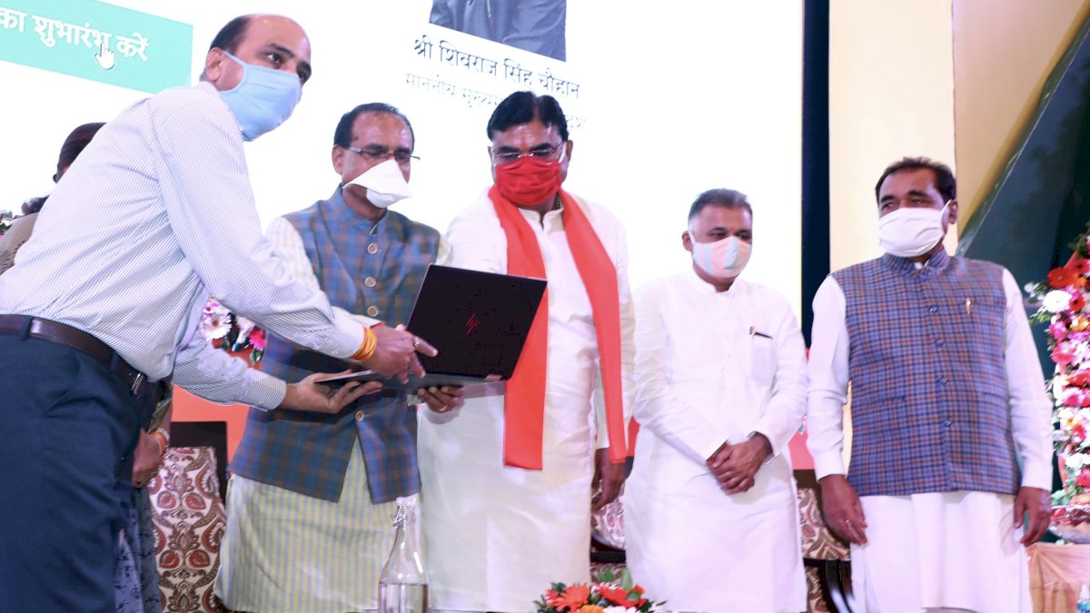 MP By Poll 2020: आचार संहिता के डर से एक दिन पहले बांट दिया पैसा, स्कूली बच्चों के कार्यक्रम में शुरू की किसानों की योजना MP By Poll 2020: आचार संहिता के डर से एक दिन पहले बांट दिया पैसा, स्कूली बच्चों के कार्यक्रम में शुरू की किसानों की योजना