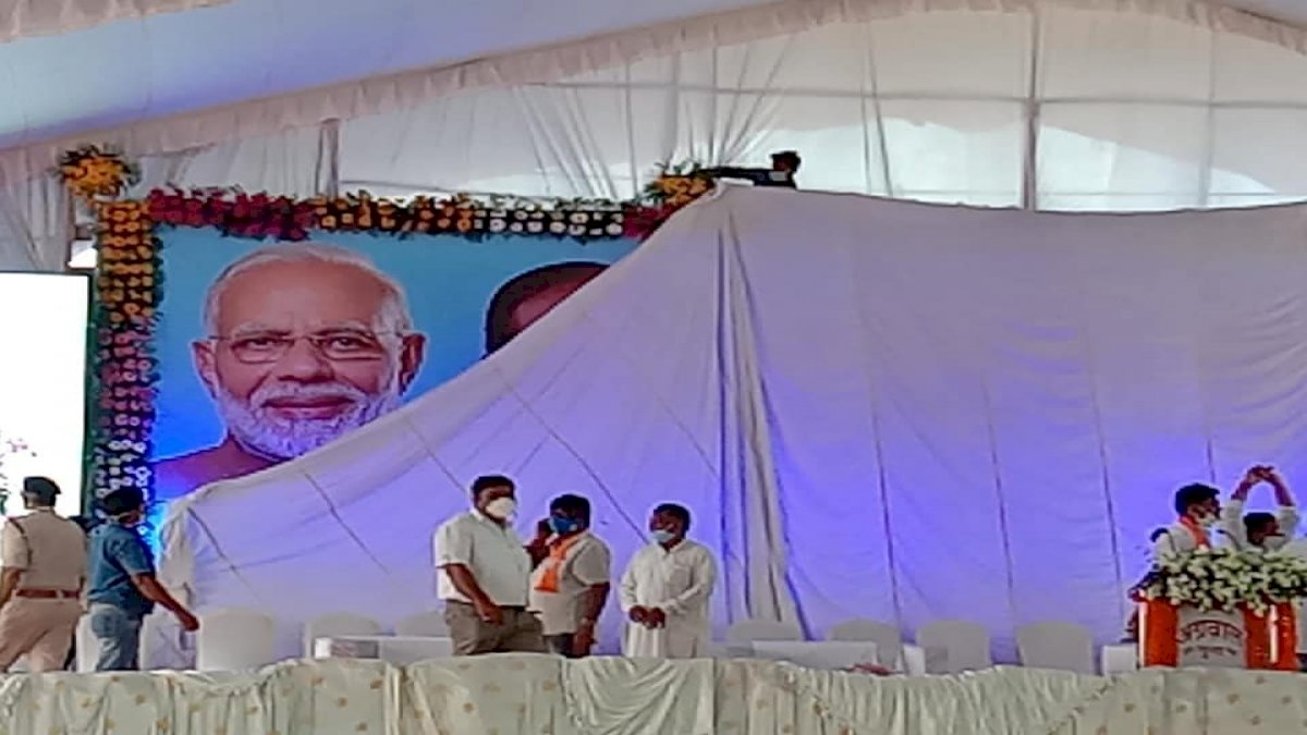 Guna: सिंधिया के चहेते कलेक्टर ने ढंकवाए सीएम शिवराज चौहान के पोस्टर, सीएम के आने के पहले खुद कर डाला लोकार्पण Guna: सिंधिया के चहेते कलेक्टर ने ढंकवाए सीएम शिवराज चौहान के पोस्टर, सीएम के आने के पहले खुद कर डाला लोकार्पण