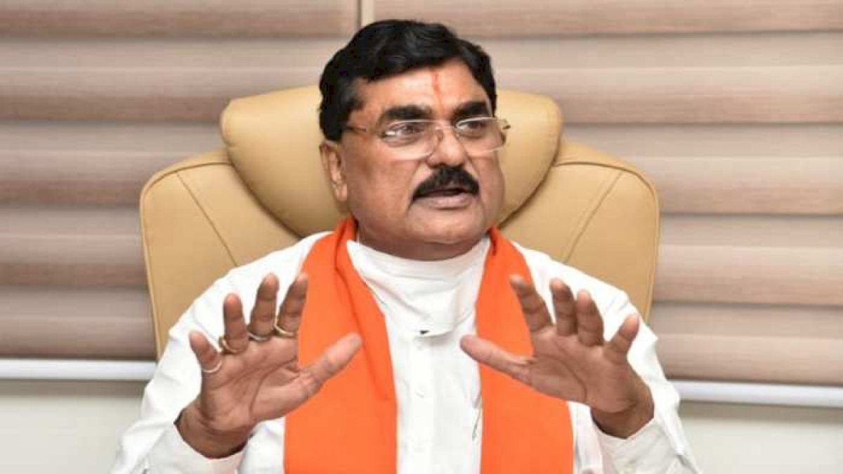 MP By Poll 2020: बीजेपी के प्रति बढ़ रहा किसानों का आक्रोश, कृषि मंत्री कमल पटेल को दिखाए काले झंडे MP By Poll 2020: बीजेपी के प्रति बढ़ रहा किसानों का आक्रोश, कृषि मंत्री कमल पटेल को दिखाए काले झंडे
