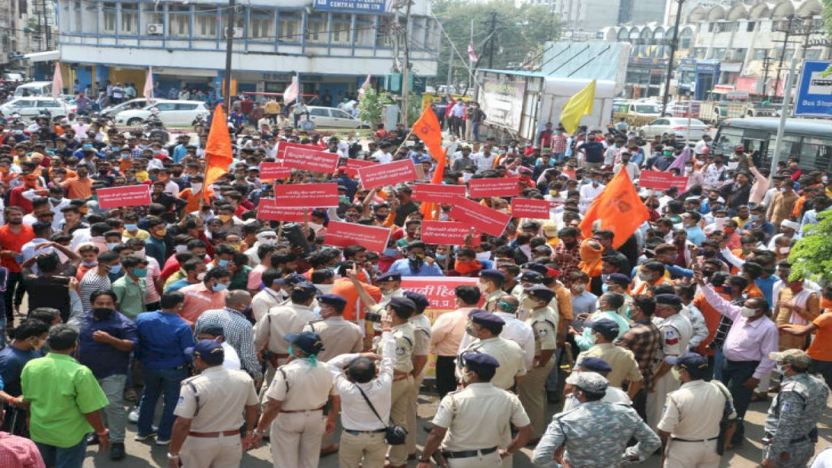 Durga Pooja: भोपाल में दुर्गा पूजा गाइडलाइन का विरोध, पुलिस ने बरसाई लाठियां, कांग्रेस ने कहा यही बीजेपी का हिंदुत्व Durga Pooja: भोपाल में दुर्गा पूजा गाइडलाइन का विरोध, पुलिस ने बरसाई लाठियां, कांग्रेस ने कहा यही बीजेपी का हिंदुत्व