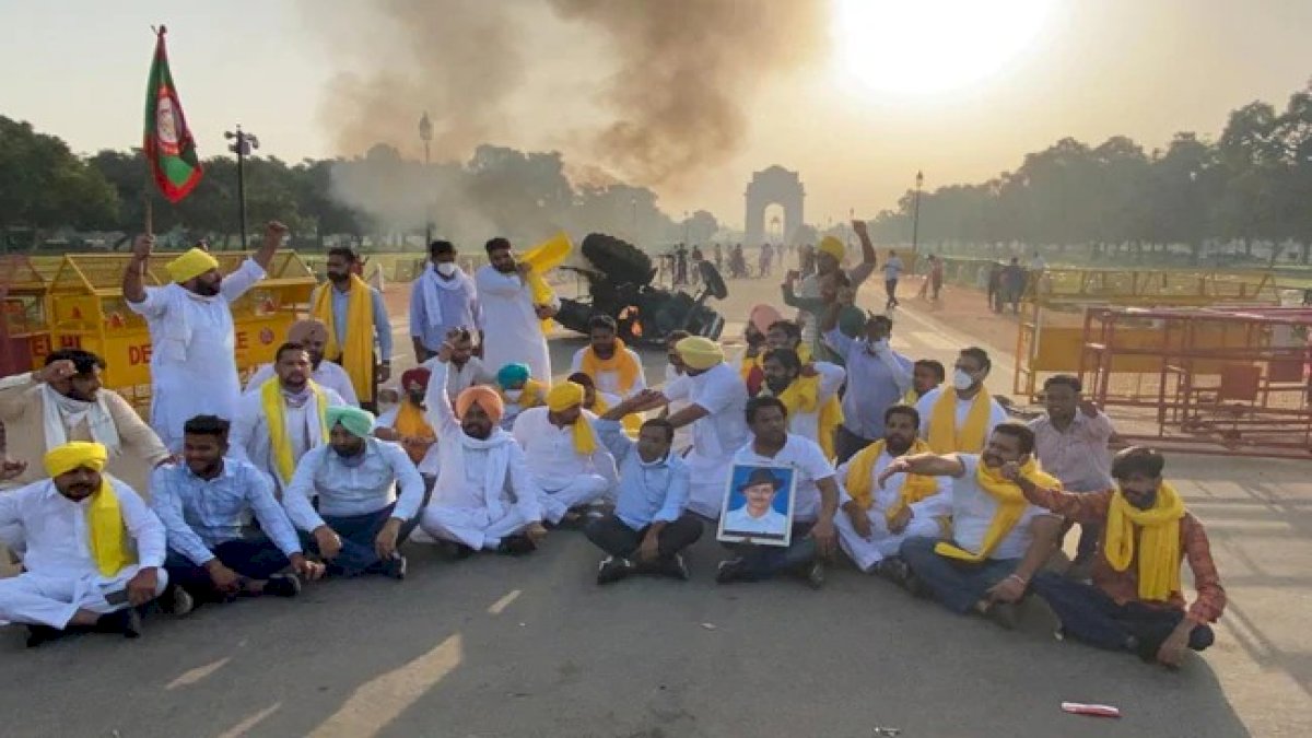 Farm Bill: किसानों का विरोध तेज, दिल्ली में राजपथ पर ट्रैक्टर में लगाई आग, धरना देंगे पंजाब के सीएम Farm Bill: किसानों का विरोध तेज, दिल्ली में राजपथ पर ट्रैक्टर में लगाई आग, धरना देंगे पंजाब के सीएम