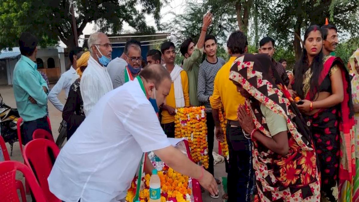 MP By Poll 2020: ग्वालियर पूर्व सीट से कांग्रेस का टिकट मिलते ही सतीश सिकरवार ने शुरू किया जनसंपर्क, रोचक हुआ मुकाबला MP By Poll 2020: ग्वालियर पूर्व सीट से कांग्रेस का टिकट मिलते ही सतीश सिकरवार ने शुरू किया जनसंपर्क, रोचक हुआ मुकाबला