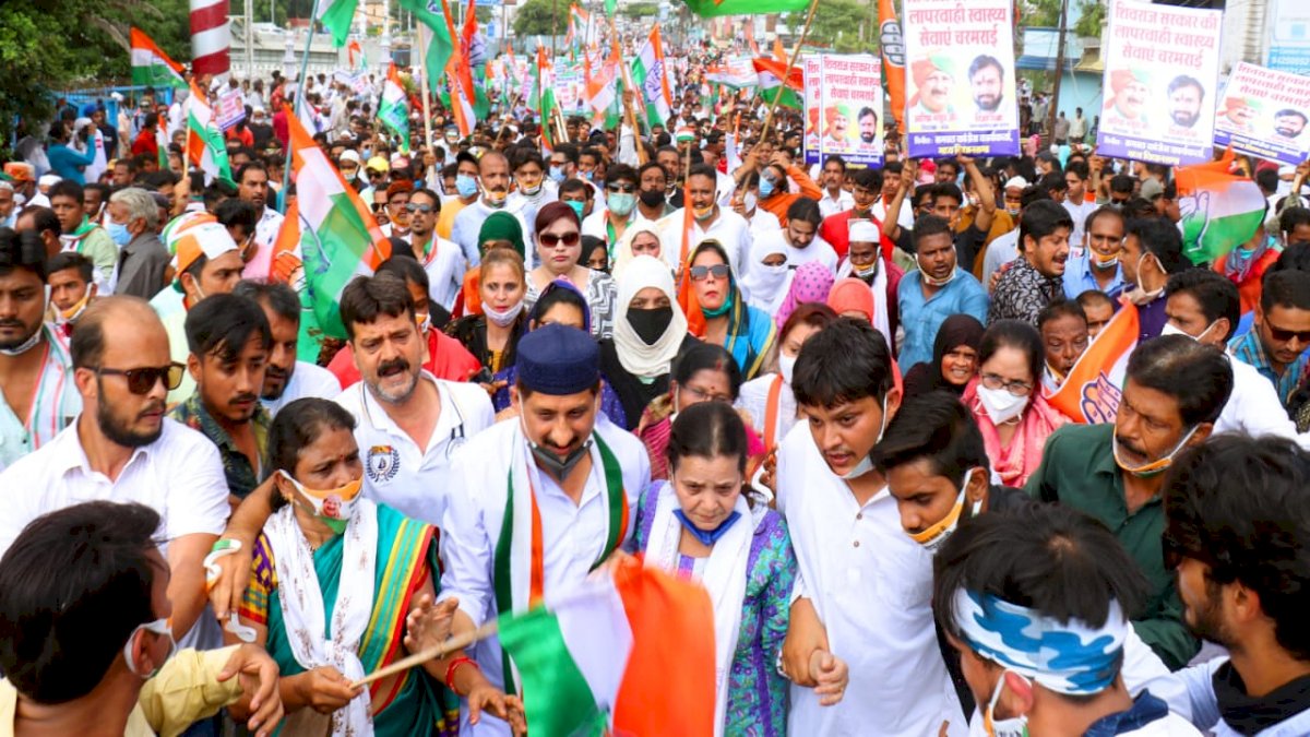 MP Oxygen Crisis: एमपी के अस्पतालों में लापरवाही के खिलाफ एमएलए आरिफ मसूद के नेतृत्व में सड़कों पर उतरा जनसैलाब MP Oxygen Crisis: एमपी के अस्पतालों में लापरवाही के खिलाफ एमएलए आरिफ मसूद के नेतृत्व में सड़कों पर उतरा जनसैलाब