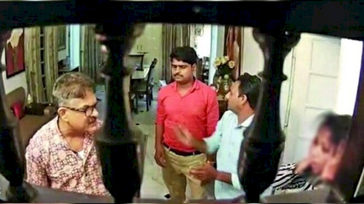 MP DGP: पत्नी को पीटने वाले डीजी पुरुषोत्तम शर्मा निलंबित, गृह विभाग जवाब से नहीं हुआ संतुष्ट MP DGP: पत्नी को पीटने वाले डीजी पुरुषोत्तम शर्मा निलंबित, गृह विभाग जवाब से नहीं हुआ संतुष्ट