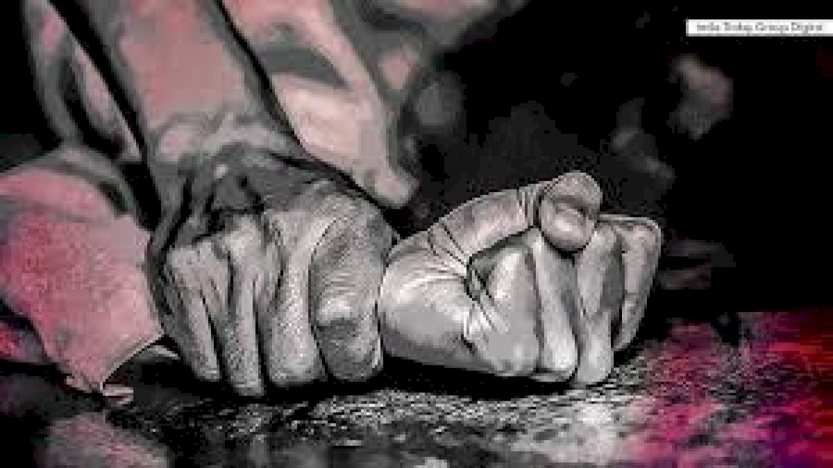 Rape in UP: हाथरस की बेटी की चिता ठंडी भी नहीं हुई और बलरामपुर में हैवानियत, दलित छात्रा से गैंगरेप, कमर व पैर तोड़े, पीड़िता की मौत Rape in UP: हाथरस की बेटी की चिता ठंडी भी नहीं हुई और बलरामपुर में हैवानियत, दलित छात्रा से गैंगरेप, कमर व पैर तोड़े, पीड़िता की मौत