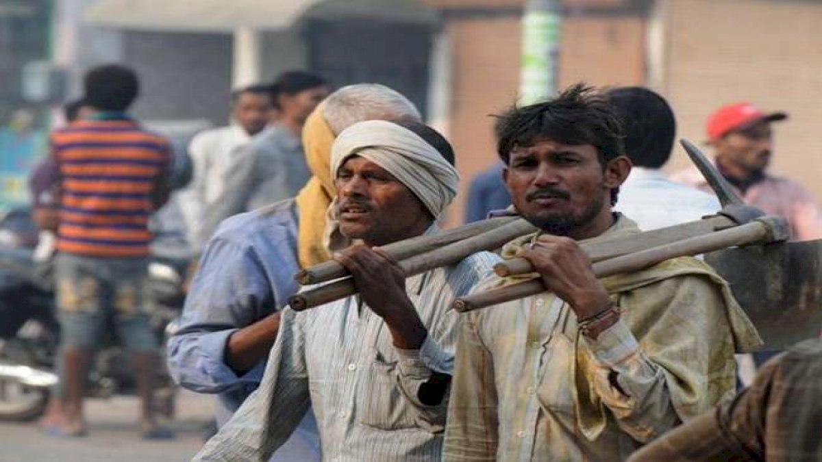 Corona Effect: मजदूरों को देना होगा ओवर टाइम का पैसा, सुप्रीम कोर्ट ने रद्द किया गुजरात सरकार का आदेश Corona Effect: मजदूरों को देना होगा ओवर टाइम का पैसा, सुप्रीम कोर्ट ने रद्द किया गुजरात सरकार का आदेश