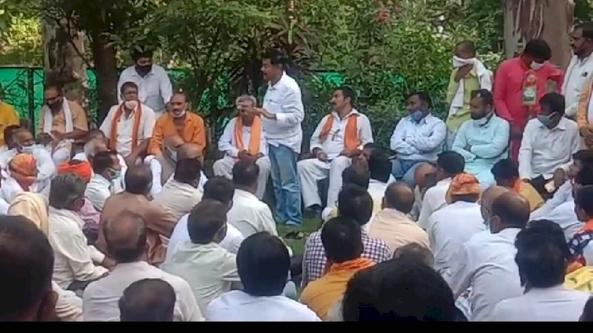 MP By Poll 2020: बीजेपी के पूर्व मंत्री दीपक जोशी का सीएम हाउस में शक्ति प्रदर्शन,सिंधिया को तवज्जो से नाराज MP By Poll 2020: बीजेपी के पूर्व मंत्री दीपक जोशी का सीएम हाउस में शक्ति प्रदर्शन,सिंधिया को तवज्जो से नाराज