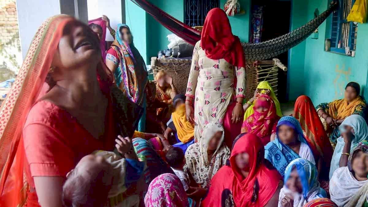 Hathras Case: पीड़िता का परिवार नजरबंद, पूरे परिवार को कोरोना से संक्रमित घोषित करने की तैयारी, भाई और भाभी ने सुनाई आपबीती Hathras Case: पीड़िता का परिवार नजरबंद, पूरे परिवार को कोरोना से संक्रमित घोषित करने की तैयारी, भाई और भाभी ने सुनाई आपबीती