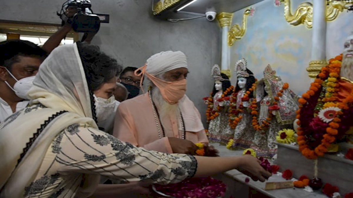 Hathras Case: हाथरस केस को लेकर दिल्ली के वाल्मीकि मंदिर में आयोजित प्रार्थना सभा में शामिल हुईं प्रियंका गांधी Hathras Case: हाथरस केस को लेकर दिल्ली के वाल्मीकि मंदिर में आयोजित प्रार्थना सभा में शामिल हुईं प्रियंका गांधी