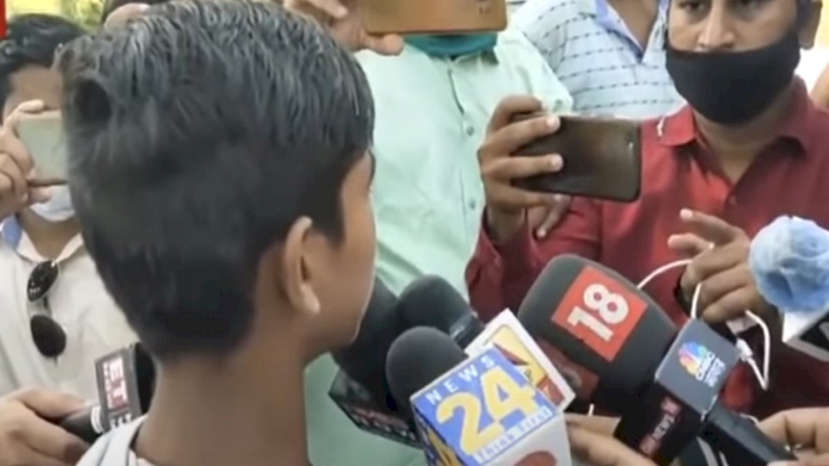 Hathras Case: हाथरस डीएम ने पीड़िता के पिता के सीने पर मारी लात, भाई का आरोप, परिवार के नार्को टेस्ट का विरोध Hathras Case: हाथरस डीएम ने पीड़िता के पिता के सीने पर मारी लात, भाई का आरोप, परिवार के नार्को टेस्ट का विरोध