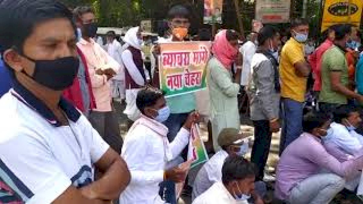 Biaora By Poll 2020: ब्यावरा से बीजेपी के संभावित प्रत्याशी के ख़िलाफ़ सीएम हाउस पर प्रदर्शन, दो दिनों से जारी है विरोध Biaora By Poll 2020: ब्यावरा से बीजेपी के संभावित प्रत्याशी के ख़िलाफ़ सीएम हाउस पर प्रदर्शन, दो दिनों से जारी है विरोध