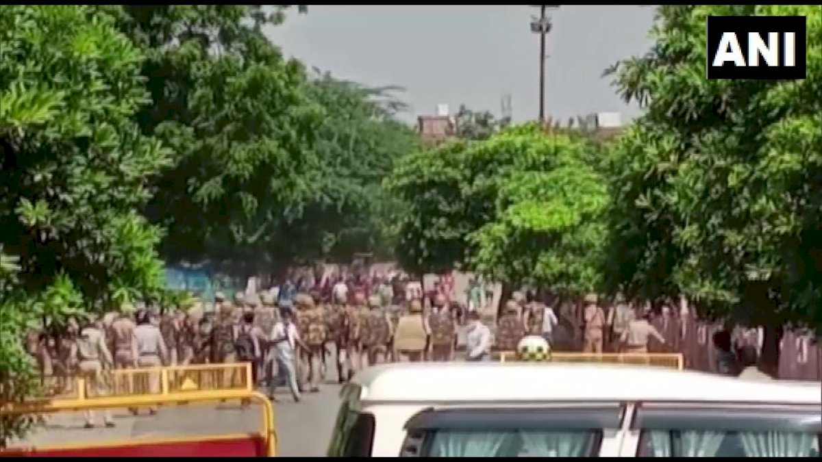 Agra Protest: आगरा में वाल्मीकि समुदाय का प्रदर्शन, पुलिस ने किया बलप्रयोग, प्रदर्शनकारियों ने फेंके पत्थर Agra Protest: आगरा में वाल्मीकि समुदाय का प्रदर्शन, पुलिस ने किया बलप्रयोग, प्रदर्शनकारियों ने फेंके पत्थर