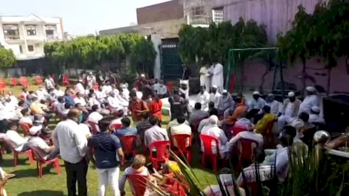 Hathras Rape: गैंगरेप आरोपियों के समर्थन में सवर्णों ने लगाए नारे, बीजेपी नेता के घर हुई बैठक Hathras Rape: गैंगरेप आरोपियों के समर्थन में सवर्णों ने लगाए नारे, बीजेपी नेता के घर हुई बैठक
