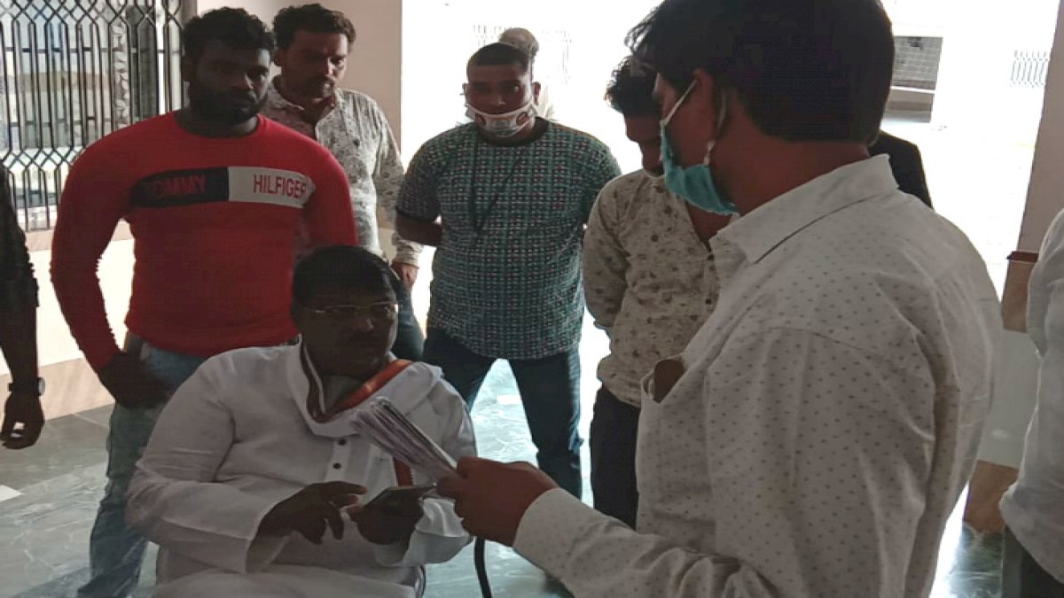 MP By Poll: इंदौर में कांग्रेस उम्मीदवार प्रेमचंद गुड्डू ने पकड़ा वोटर लिस्ट में फर्जीवाड़ा, चुनाव आयोग से शिकायत की तैयारी MP By Poll: इंदौर में कांग्रेस उम्मीदवार प्रेमचंद गुड्डू ने पकड़ा वोटर लिस्ट में फर्जीवाड़ा, चुनाव आयोग से शिकायत की तैयारी