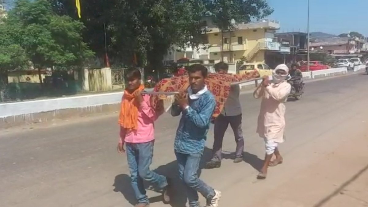 मुख्यमंत्री शिवराज चौहान के विधानसभा क्षेत्र में गरीब को नहीं मिल रहा शव वाहन मुख्यमंत्री शिवराज चौहान के विधानसभा क्षेत्र में गरीब को नहीं मिल रहा शव वाहन