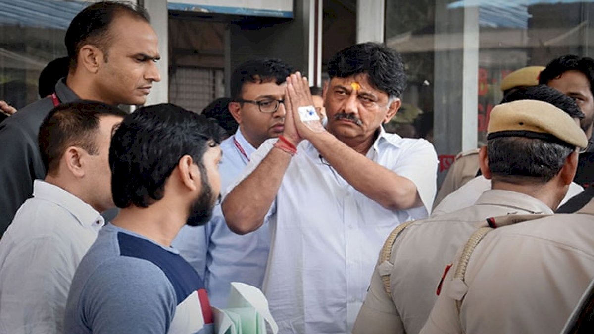 CBI Raid: कर्नाटक कांग्रेस के अध्यक्ष डीके शिवकुमार पर सीबीआई के छापे, कांग्रेस ने कहा, न डरेंगे, न झुकेंगे CBI Raid: कर्नाटक कांग्रेस के अध्यक्ष डीके शिवकुमार पर सीबीआई के छापे, कांग्रेस ने कहा, न डरेंगे, न झुकेंगे