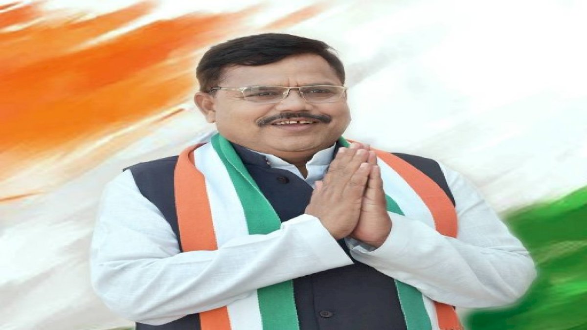 MP By Poll: मजदूर के पांव पर सिर रखकर वोट मांग रहे हैं मंत्री प्रद्युम्न सिंह तोमर, ये विनम्रता है या मजबूरी! MP By Poll: मजदूर के पांव पर सिर रखकर वोट मांग रहे हैं मंत्री प्रद्युम्न सिंह तोमर, ये विनम्रता है या मजबूरी!