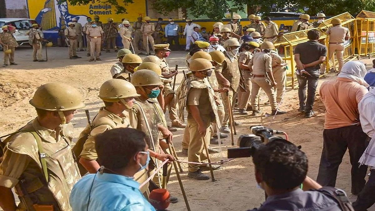 Hathras Horror: योगी सरकार ने रिपोर्टिंग के लिए हाथरस जा रहे केरल के पत्रकार पर लगाया UAPA, पत्रकार संगठनों ने की रिहाई की मांग Hathras Horror: योगी सरकार ने रिपोर्टिंग के लिए हाथरस जा रहे केरल के पत्रकार पर लगाया UAPA, पत्रकार संगठनों ने की रिहाई की मांग