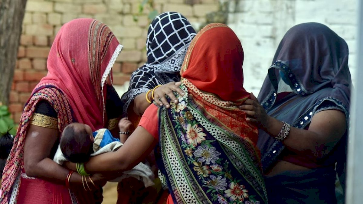 Hathras Case: गांव छोड़ना चाहता है पीड़ित परिवार, पिता को सता रहा है मौत का डर Hathras Case: गांव छोड़ना चाहता है पीड़ित परिवार, पिता को सता रहा है मौत का डर