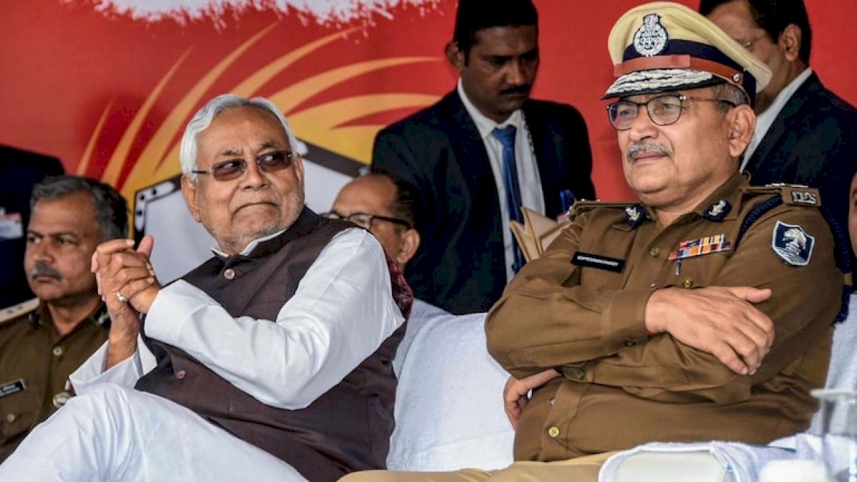 Bihar Election: कौन समझेगा पांडेय जी का दर्द, चुनाव के लिए पुलिस के मुखिया का पद छोड़ा, लेकिन न खुदा ही मिला न.... Bihar Election: कौन समझेगा पांडेय जी का दर्द, चुनाव के लिए पुलिस के मुखिया का पद छोड़ा, लेकिन न खुदा ही मिला न....