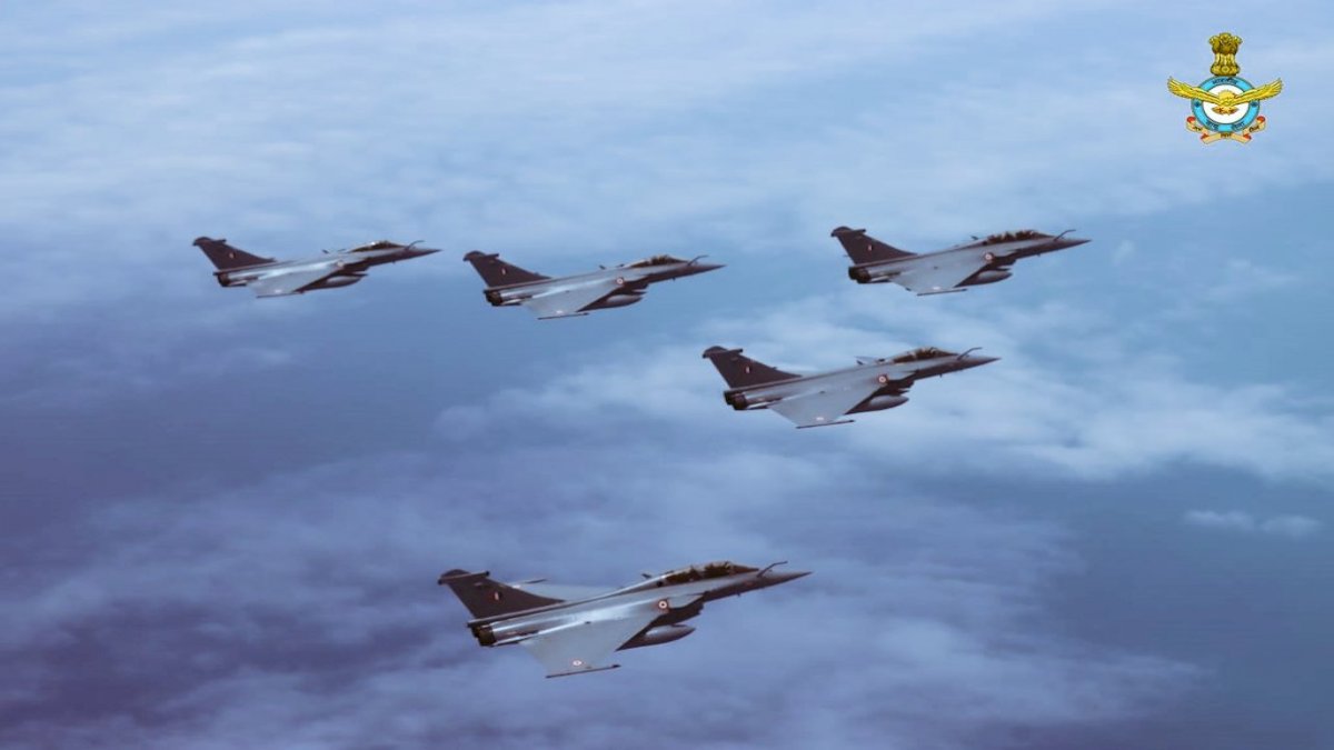 Indian Air Force Day: देश के आसमान में राफेल ने भरी उड़ान, इंडियन एयरफोर्स ने 88वें स्थापना दिवस पर दिखाया दमखम Indian Air Force Day: देश के आसमान में राफेल ने भरी उड़ान, इंडियन एयरफोर्स ने 88वें स्थापना दिवस पर दिखाया दमखम