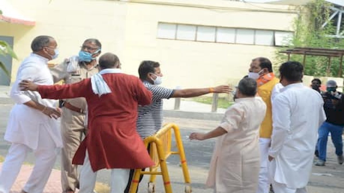 MP By Election: ग्वालियर में सिंधिया समर्थक आपस में भिड़े, फिर कैमरा देखकर खिसक लिए MP By Election: ग्वालियर में सिंधिया समर्थक आपस में भिड़े, फिर कैमरा देखकर खिसक लिए