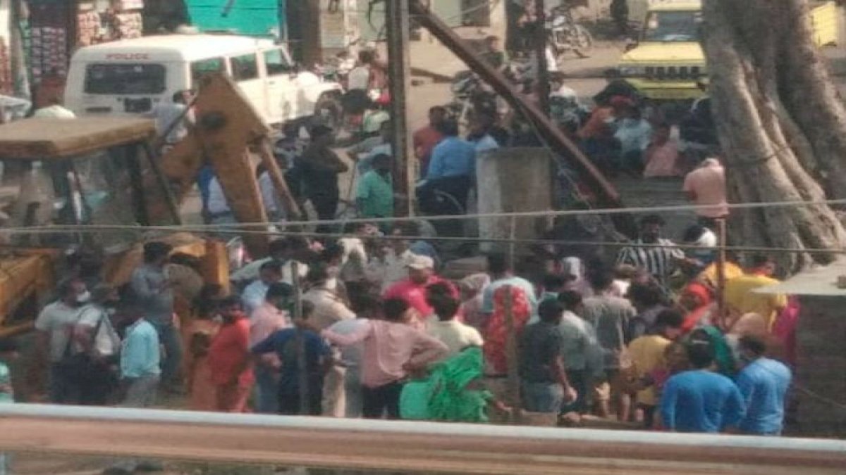 अतिक्रमण हटाने गई नगर निगम की टीम के खिलाफ प्रदर्शन, रहवासियों ने दी आग लगाने की धमकी अतिक्रमण हटाने गई नगर निगम की टीम के खिलाफ प्रदर्शन, रहवासियों ने दी आग लगाने की धमकी