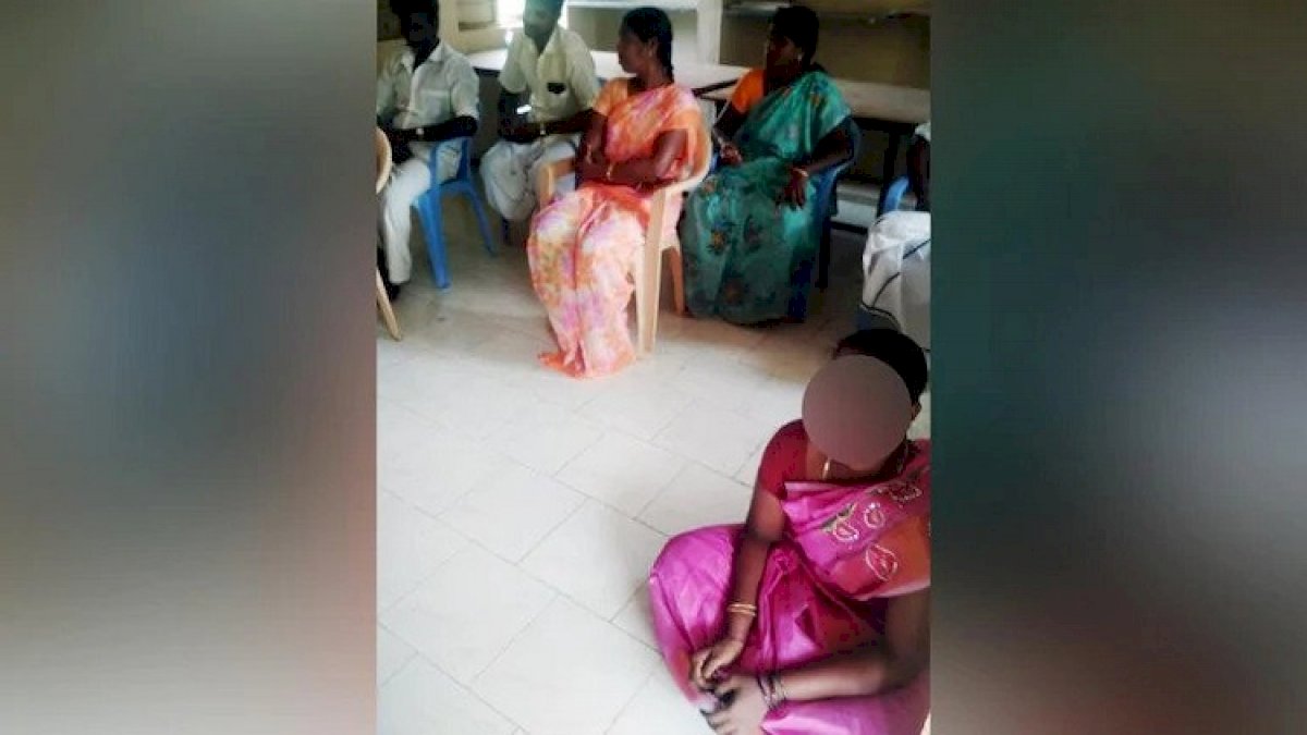 Dalit Atrocities: ज़मीन पर बैठने को मजबूर की गई महिला दलित प्रधान, ऊंची जाति वाले कुर्सियों पर बैठे Dalit Atrocities: ज़मीन पर बैठने को मजबूर की गई महिला दलित प्रधान, ऊंची जाति वाले कुर्सियों पर बैठे