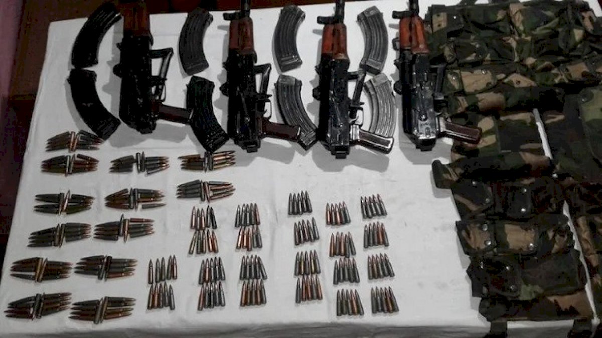 Kashmir: भारतीय सेना ने आतंकियों के मंसूबो पर फेरा पानी, हथियारों का जखीरा बरामद किया Kashmir: भारतीय सेना ने आतंकियों के मंसूबो पर फेरा पानी, हथियारों का जखीरा बरामद किया