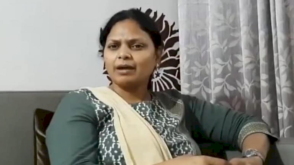 Hathras Case: नक्सल भाभी कहे जाने से खफ़ा डॉ राजकुमारी कानूनी एक्शन की तैयारी में Hathras Case: नक्सल भाभी कहे जाने से खफ़ा डॉ राजकुमारी कानूनी एक्शन की तैयारी में
